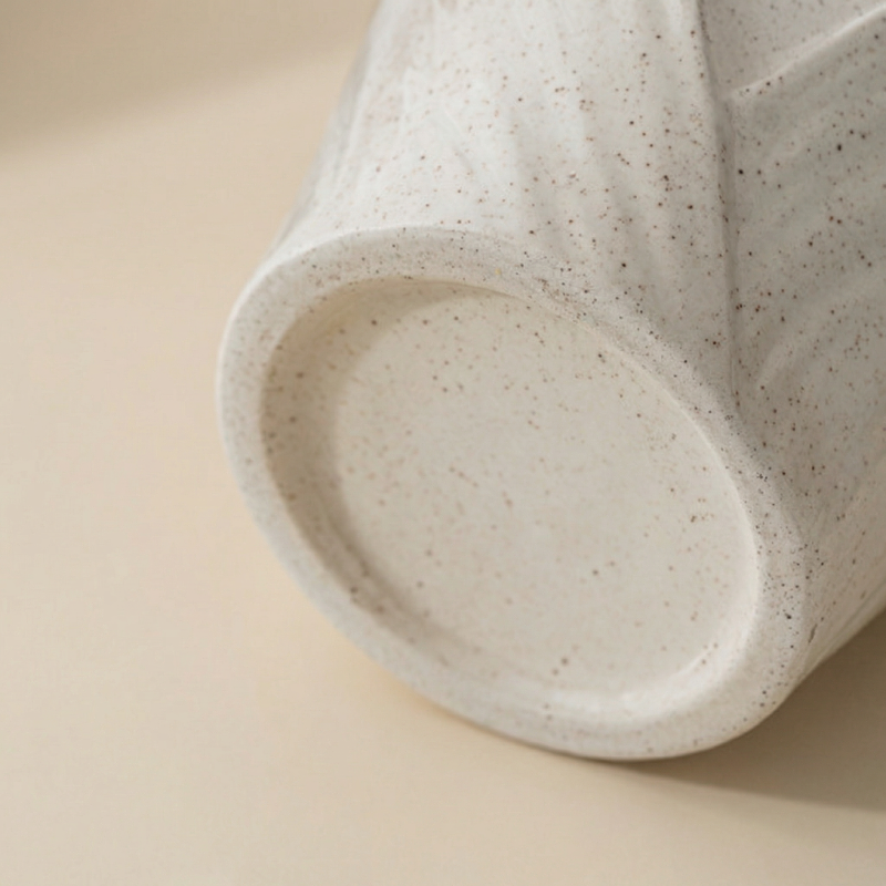 Vase céramique blanc forme fesses détail bas