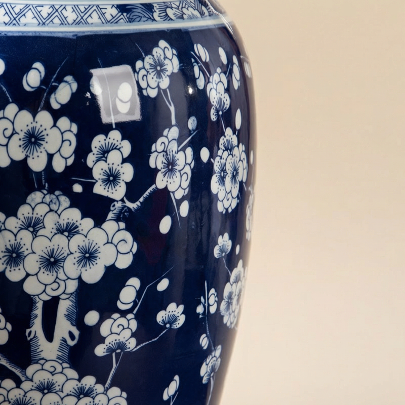 Vase céramique prune orientale italienne bleu et blanc détail matière