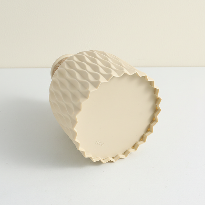 Vase texturé plastique design contemporain détail dessous