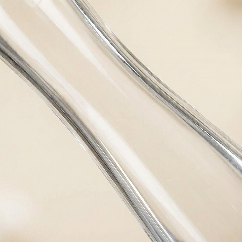 Vase verre élancé design minimaliste détail matière