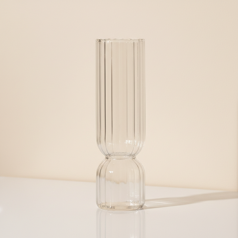 Vase en verre strié – Design contemporain lumineux L'UNIVERS DU VASE