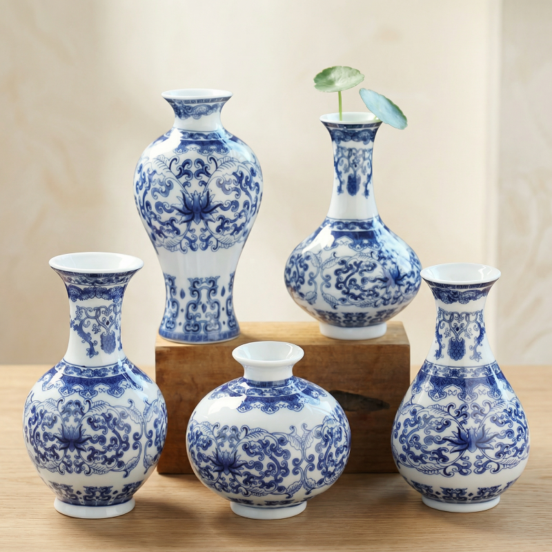 Collection vases céramique blanc et bleu motifs asiatiques élégants