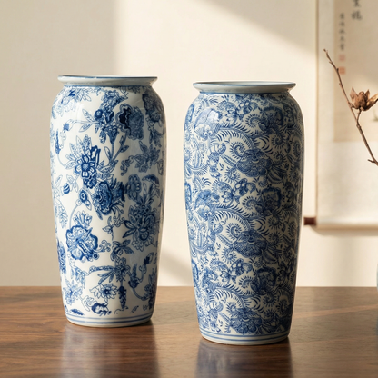 Collection vases céramique blanc motifs floraux bleus