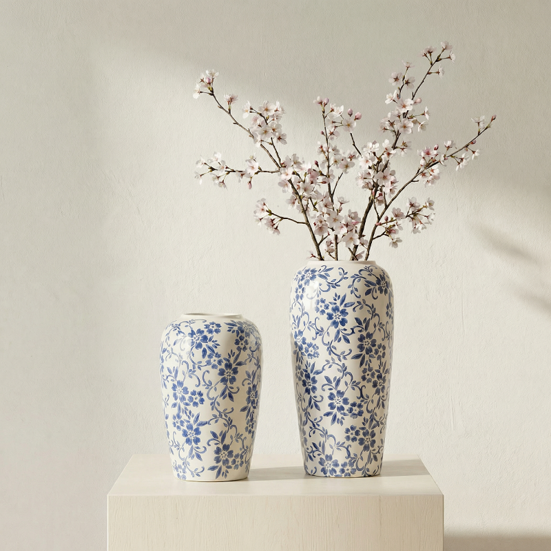 Vase en céramique bleu et blanc – Décor floral élégant et intemporel L'UNIVERS DU VASE