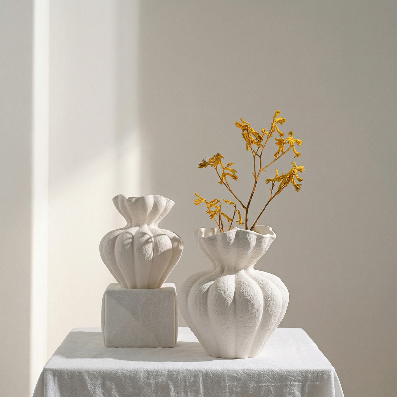 Duo vases céramique blancs design pétales lifestyle