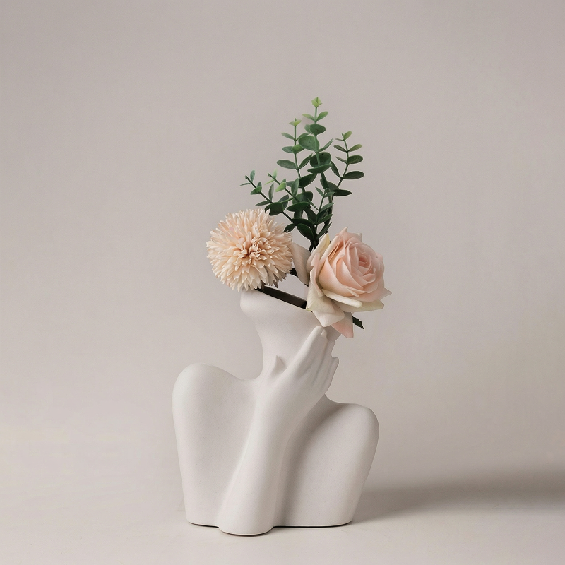 Vase céramique blanc buste femme avec pissenlit eucalyptus et rose