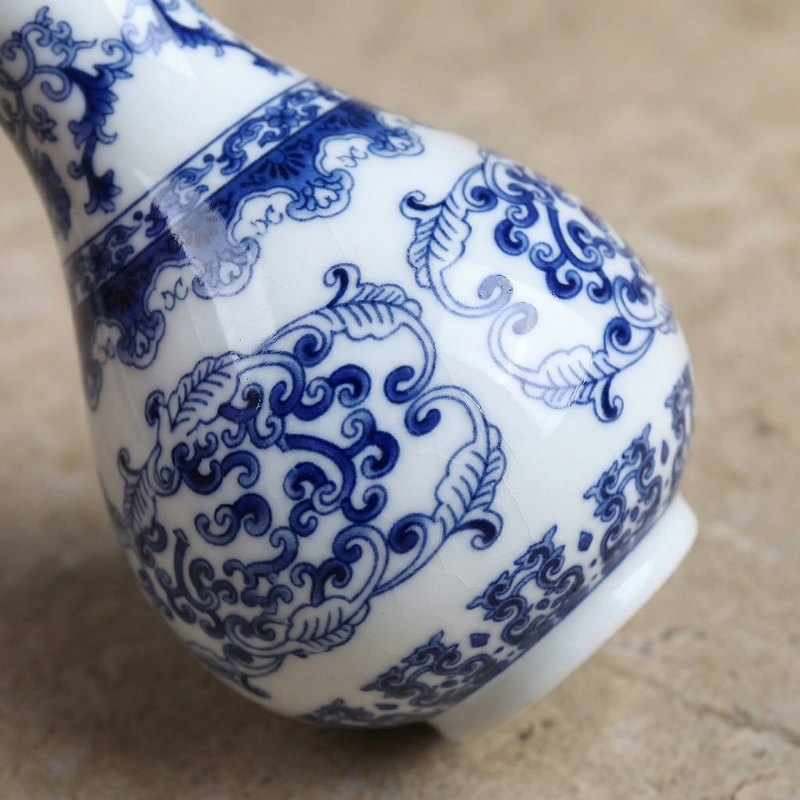Vase céramique blanc et bleu motifs asiatiques élégants modèle A détail matière