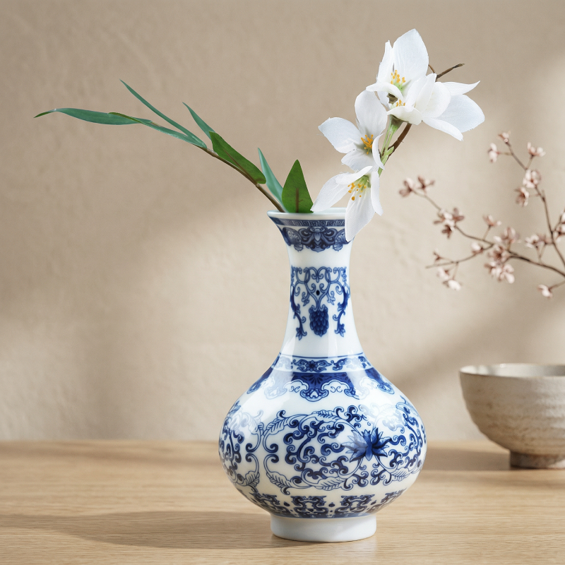 Vase céramique blanc et bleu motifs asiatiques élégants modèle D lifestyle