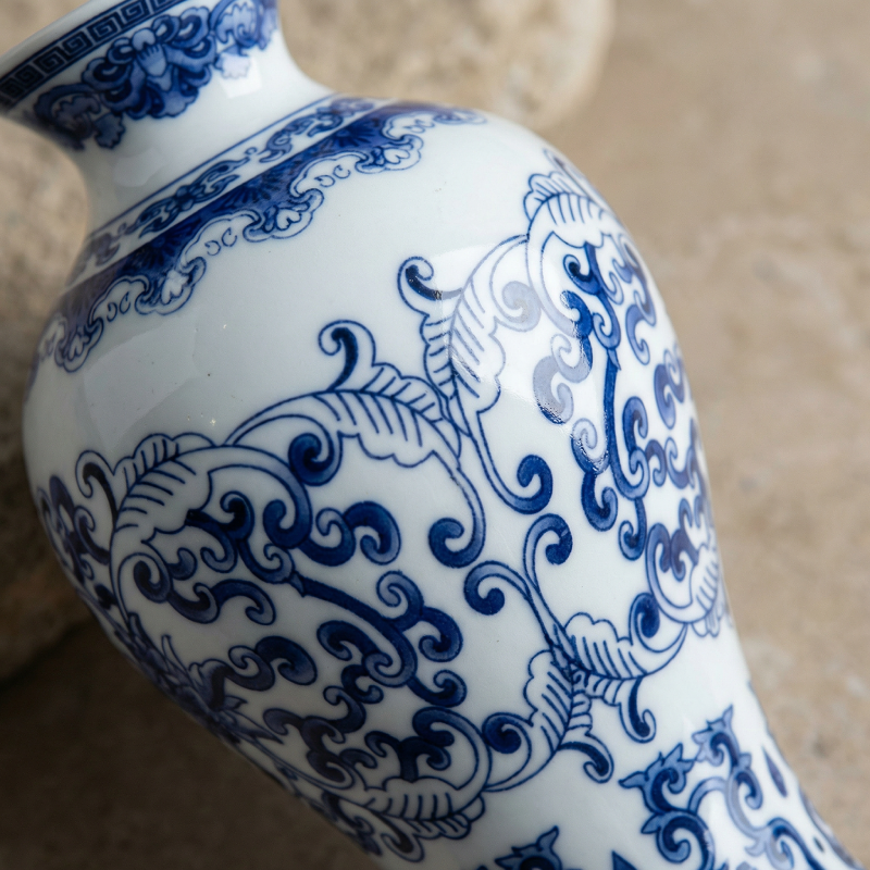Vase céramique blanc et bleu motifs asiatiques élégants modèle E détail matière