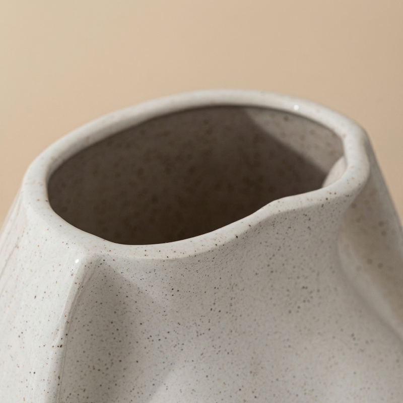 Vase céramique blanc forme fesses détail haut