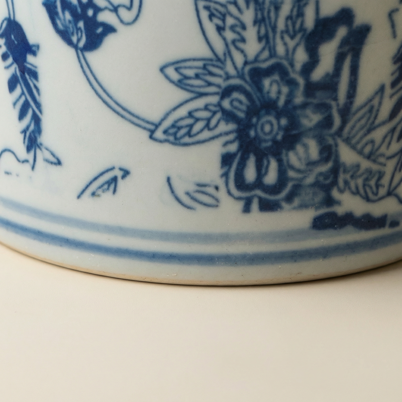 Vase céramique blanc motifs floraux bleus détail bas