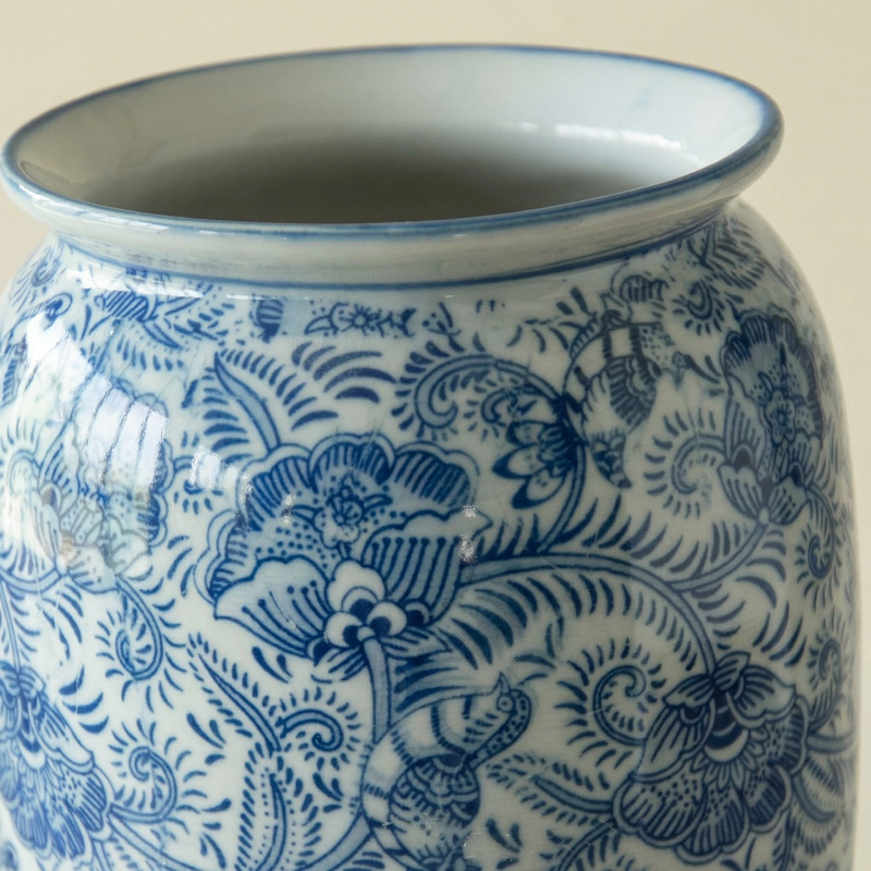 Vase céramique blanc motifs floraux bleus détail face