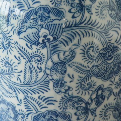 Vase céramique blanc motifs floraux bleus détail matière