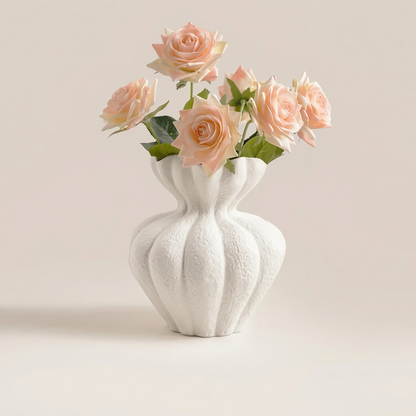 Vase céramique blancs design pétales modèle B avec 6 roses champagne