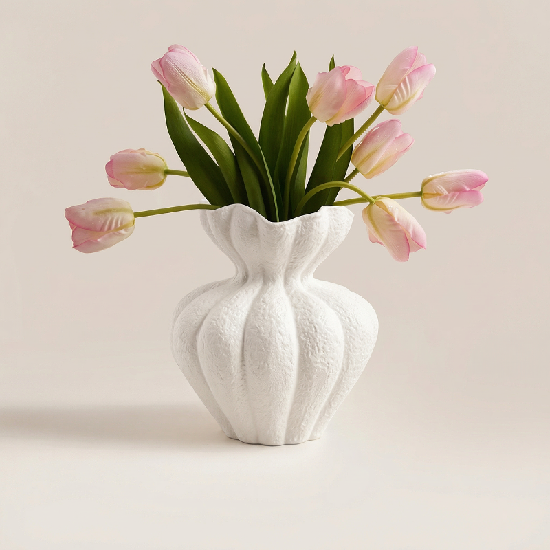 Vase céramique blancs design pétales modèle B avec 8 tulipes