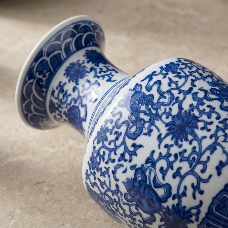 Vase céramique bleu et blanc Eight-treasure détail
