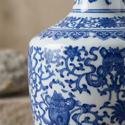 Vase céramique bleu et blanc Eight-treasure détail matière