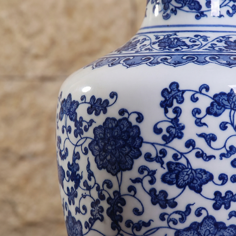 Vase céramique chinois bleu et blanc floral détail matière