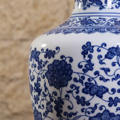 Vase céramique chinois bleu et blanc floral détail matière