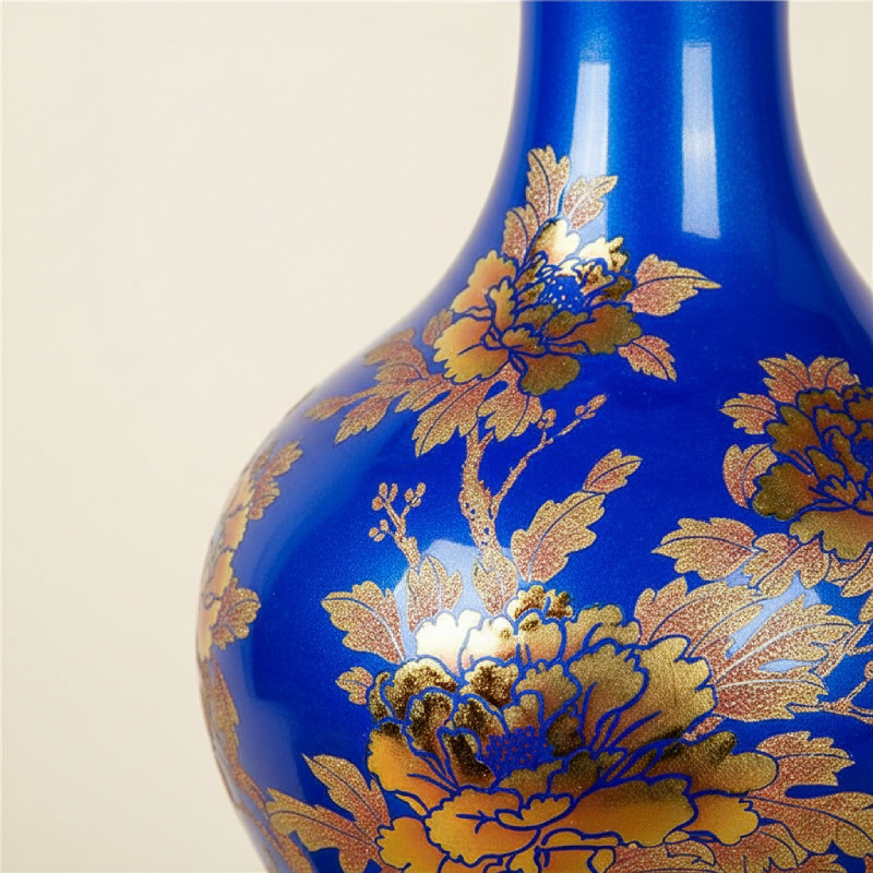 Vase céramique chinois bleu motif fleurs doré détail matière