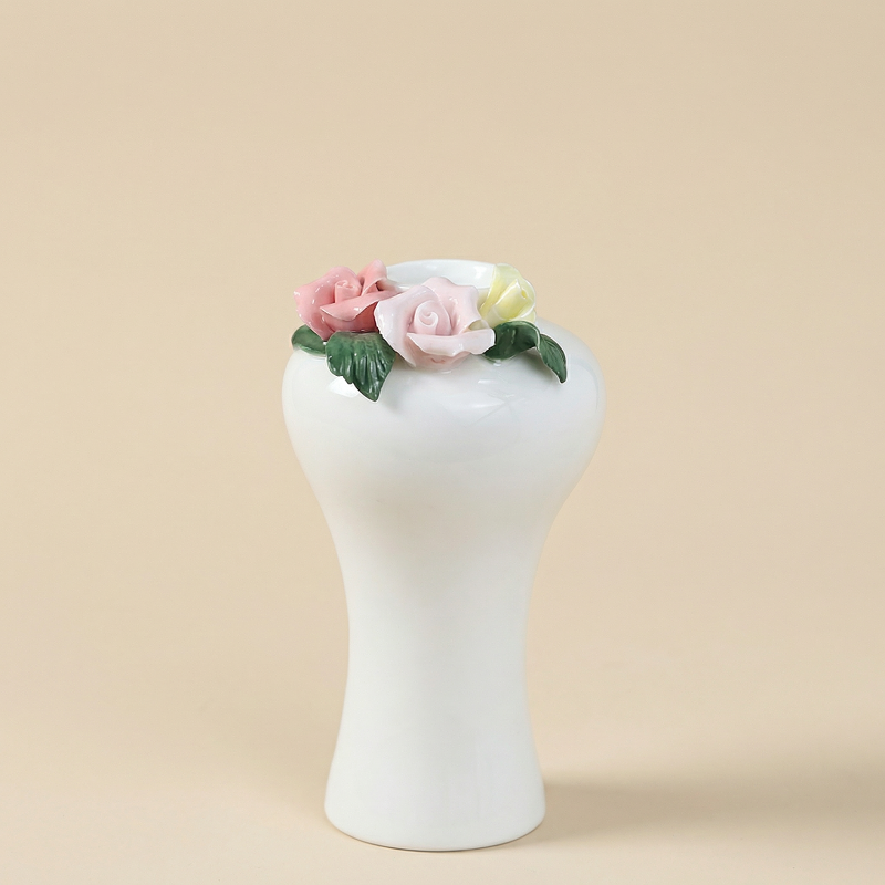 Vases en céramique roses en relief