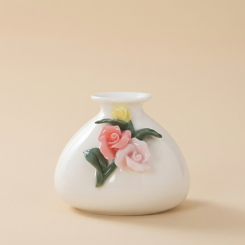 Vases en céramique roses en relief