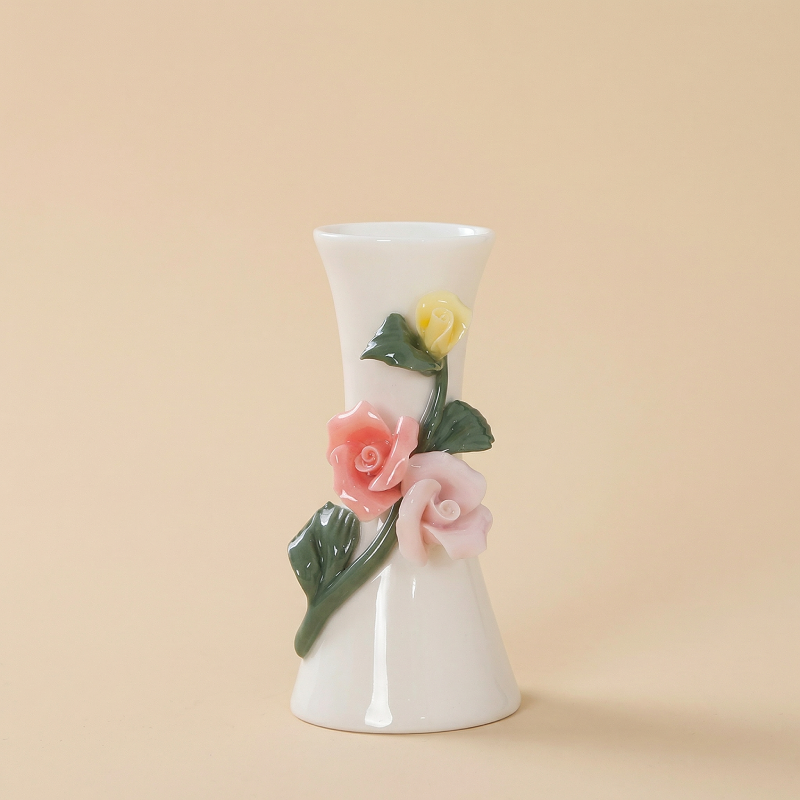 Vases en céramique roses en relief