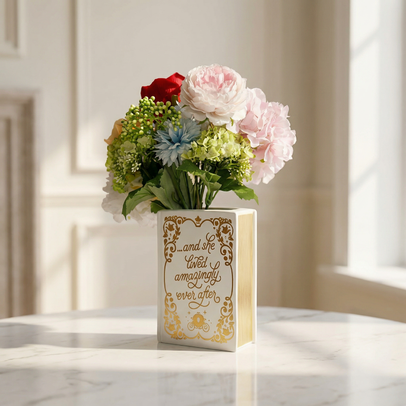 Vase céramique forme livre blanc et doré lifestyle