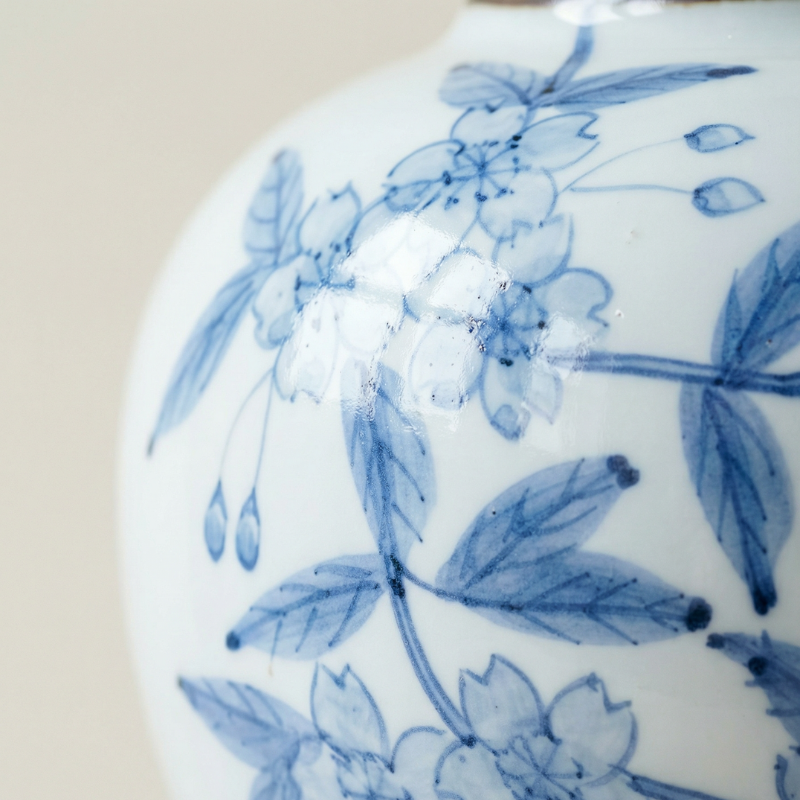Vase céramique japonais motif fleurs de cerisier bleues détail
