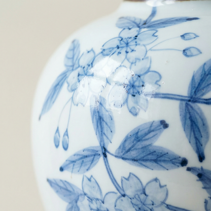 Vase céramique japonais motif fleurs de cerisier bleues détail
