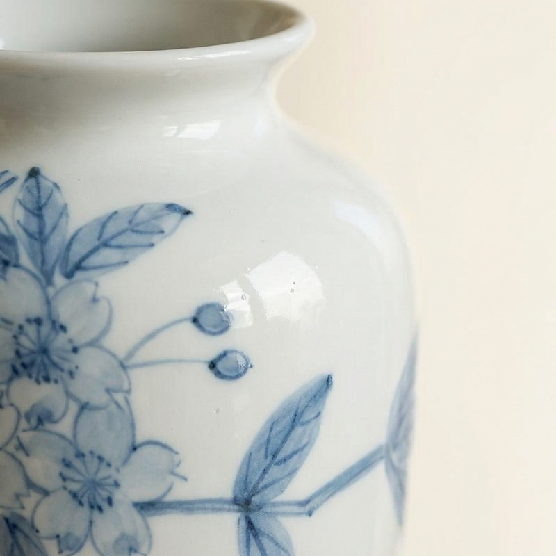 Vase céramique japonais motifs fleurs de cerisier bleues détails