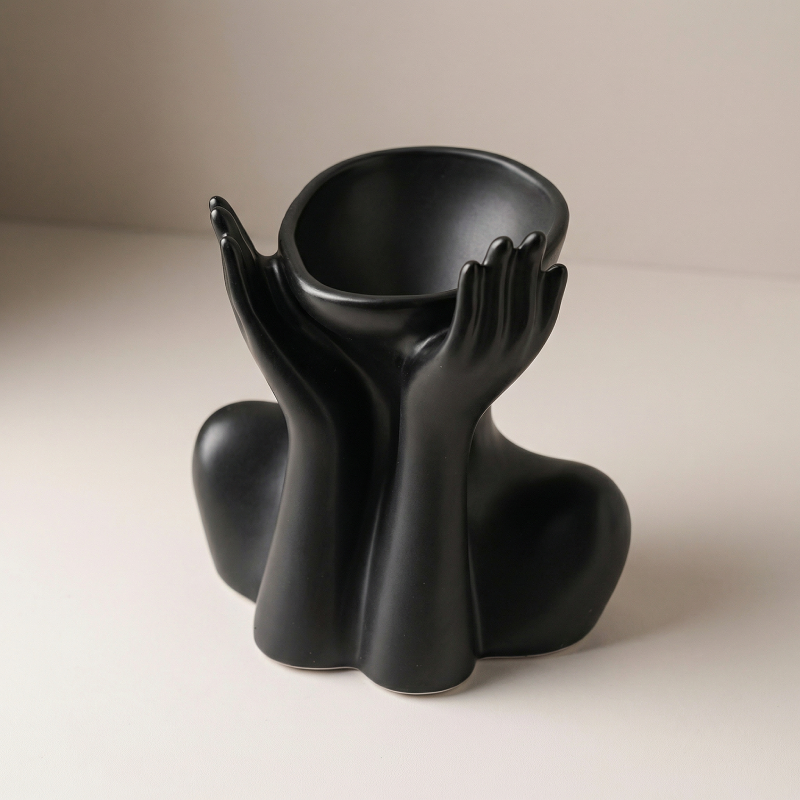 Vase céramique noir buste femme détail haut