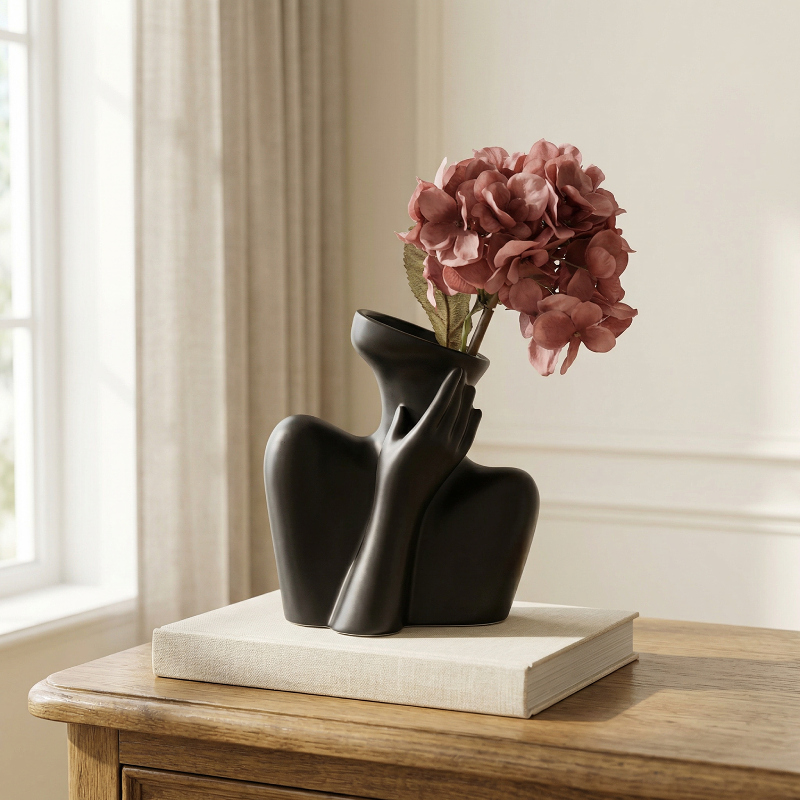 Vase céramique noir buste femme lifestyle