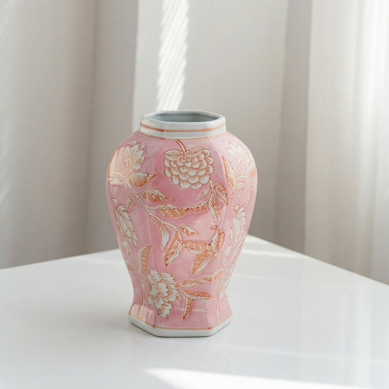 Vases en céramique rose à motifs floraux dorés – Élégance romantique L'UNIVERS DU VASE