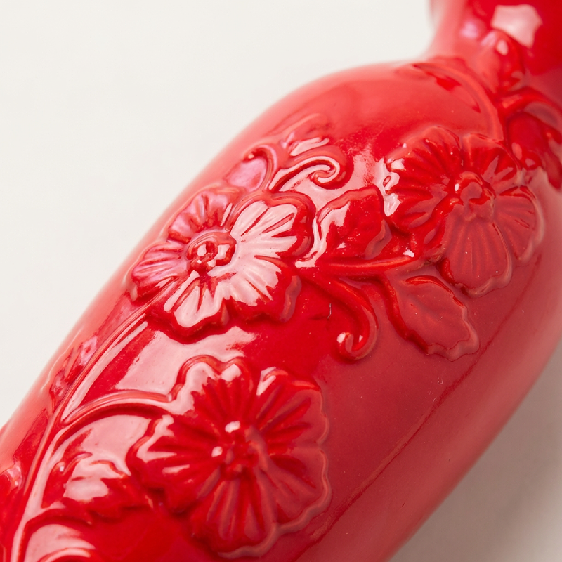 Vase céramique rouge design festif modèle A détail matière