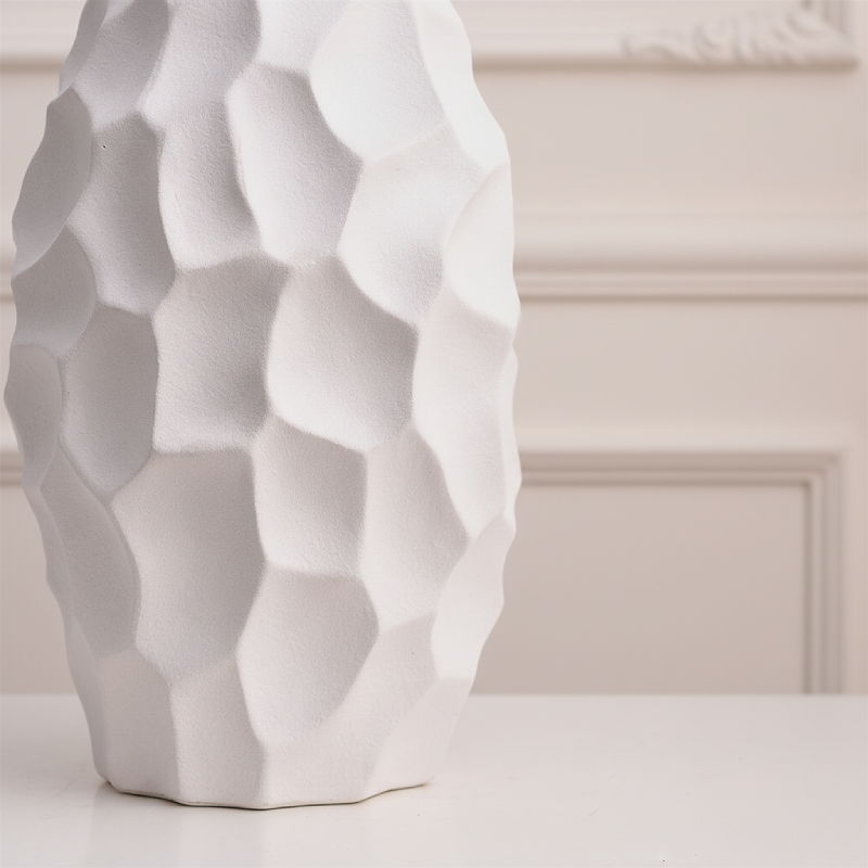 Vase céramique sculptée texturé blanc détail bas