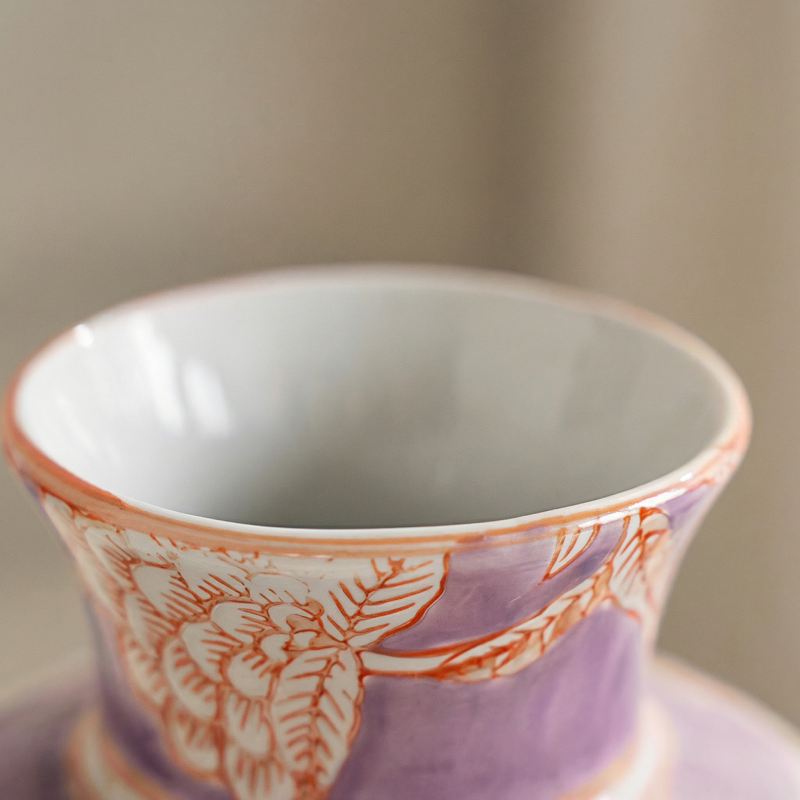 Vase céramique violet motif floral détail haut
