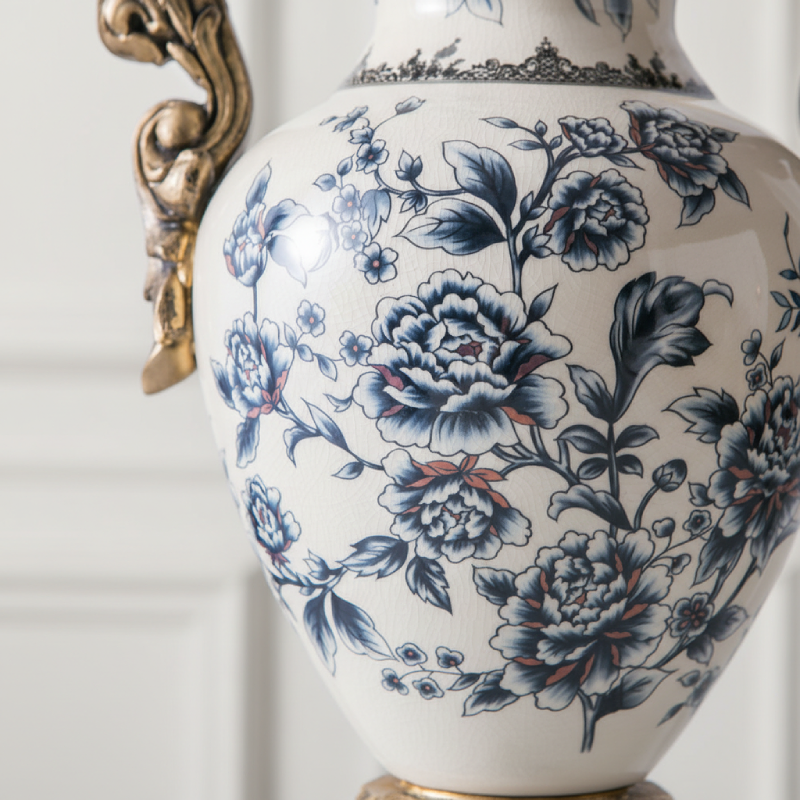 Vase double anses style européen raffiné fleurs bleus et blancs détail matière