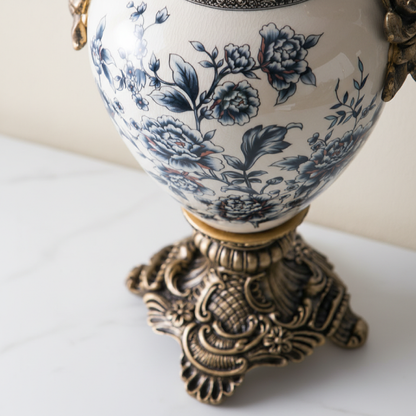 Vase double anses style européen raffiné fleurs bleus et blancs détail pied