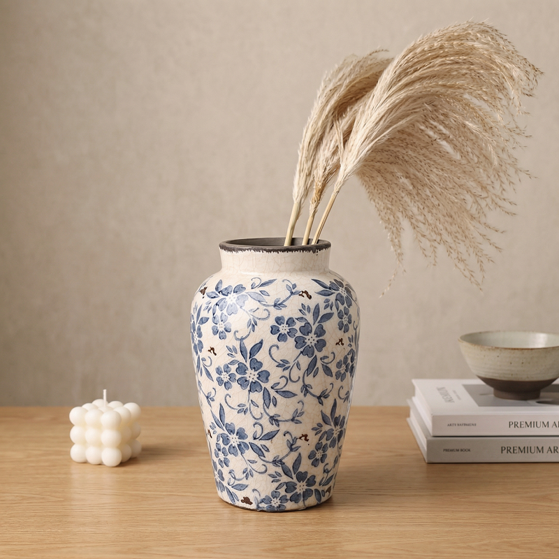 Vase porcelaine blanc motif craquelé et fleurs bleues déco contemporaine