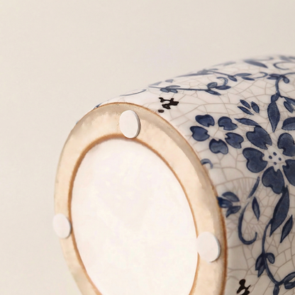 Vase porcelaine blanc motif craquelé et fleurs bleues détail bas