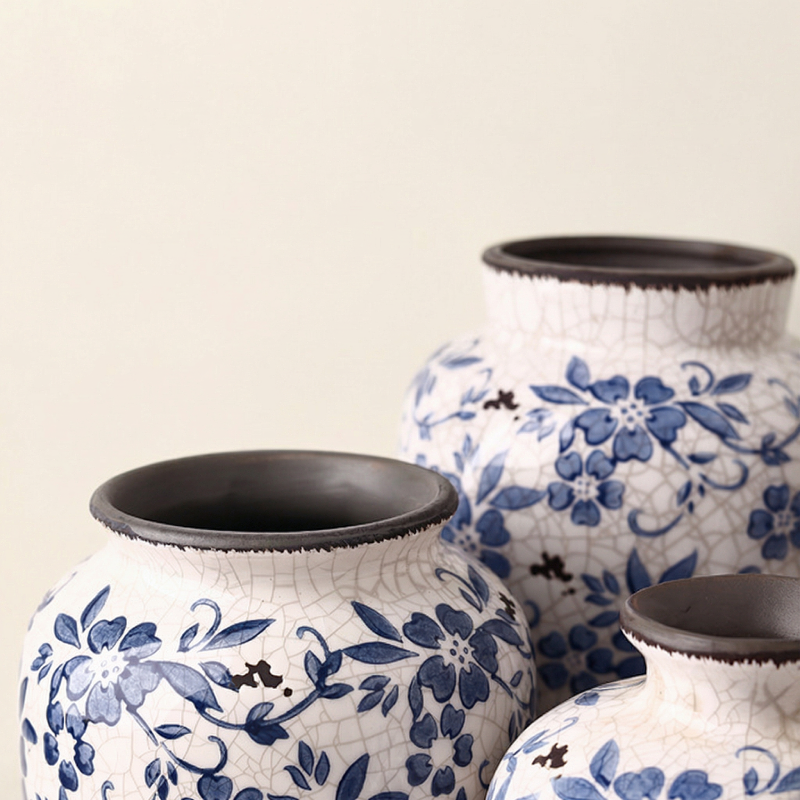 Vase porcelaine blanc motif craquelé et fleurs bleues détail haut