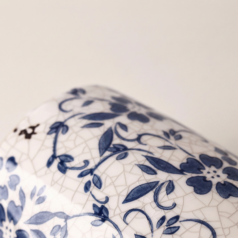 Vase porcelaine blanc motif craquelé et fleurs bleues détail motifs