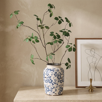 Vase porcelaine blanc motif craquelé et fleurs bleues lifestyle