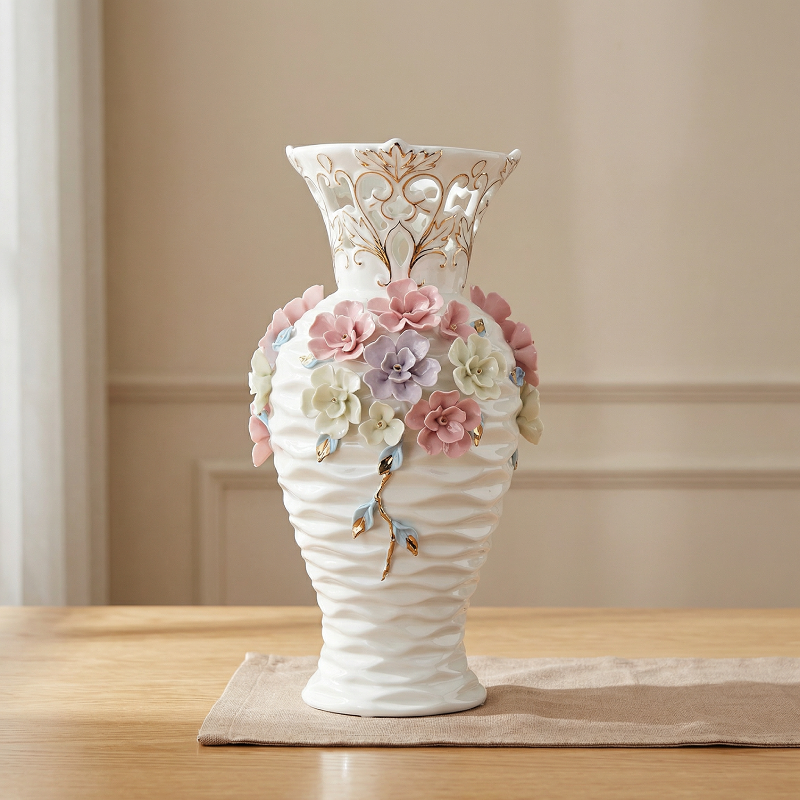 Vase en porcelaine blanche à fleurs en relief – Design romantique et détails dorés L'UNIVERS DU VASE