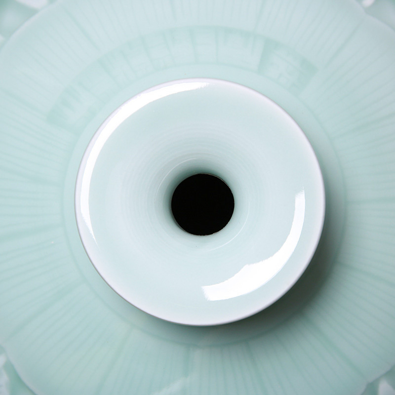 Vase porcelaine céladon vert tendre forme grenade motifs floraux paysagers détail haut