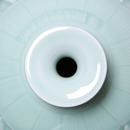 Vase porcelaine céladon vert tendre forme grenade motifs floraux paysagers détail haut