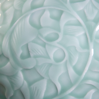 Vase porcelaine céladon vert tendre forme grenade motifs floraux paysagers détail matière