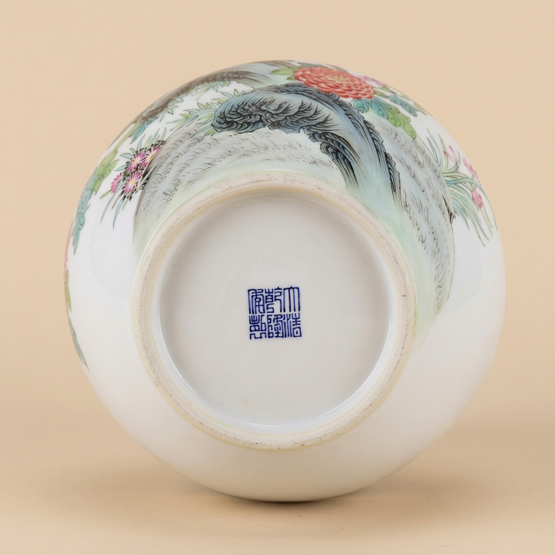 Vase porcelaine motif fleurs et oiseaux dessous