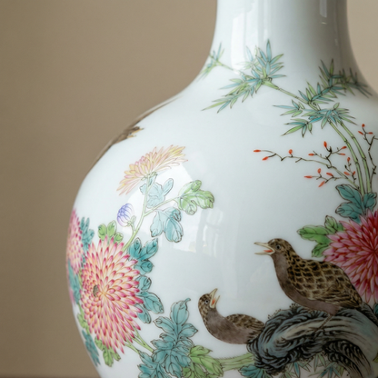 Vase porcelaine motif fleurs et oiseaux détail